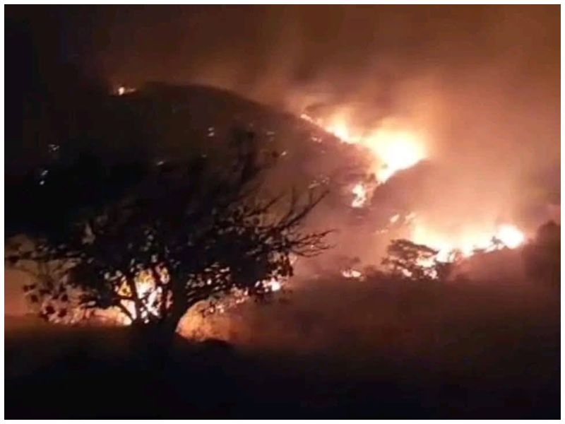 Tras intensas labores que se prolongaron por varias horas durante la noche, los bomberos lograron controlar y finalmente sofocar el incendio, evitando que el daño fuera mayor.