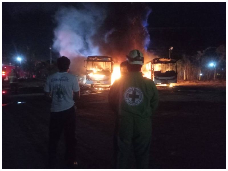 Un incendio registrado la noche del domingo causó severos daños en el predio donde se guardan unidades de la Ruta 55, en Santa Ana, dejando tres autobuses afectados.