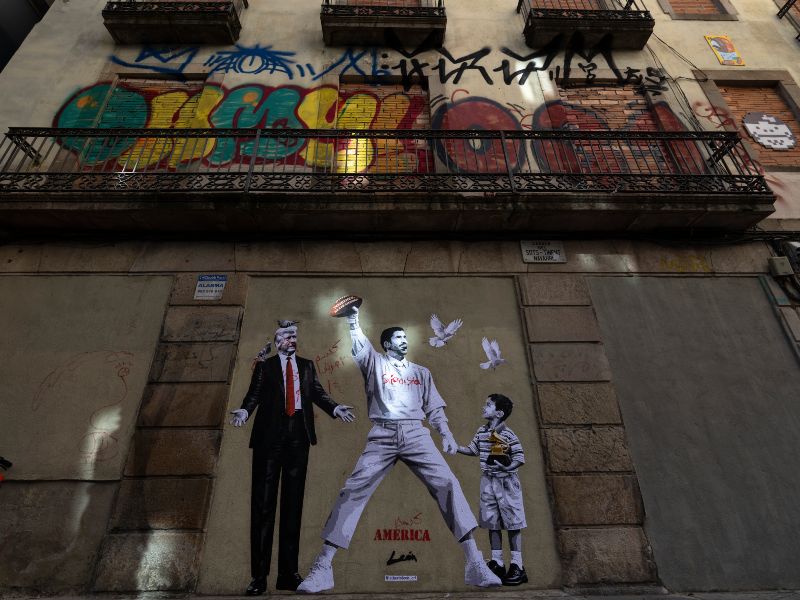 Un grafiti del artista Alberto León en el centro de Barcelona, reivindica la paz frente al presidente estadounidense, Donald Trump. Foto EFE