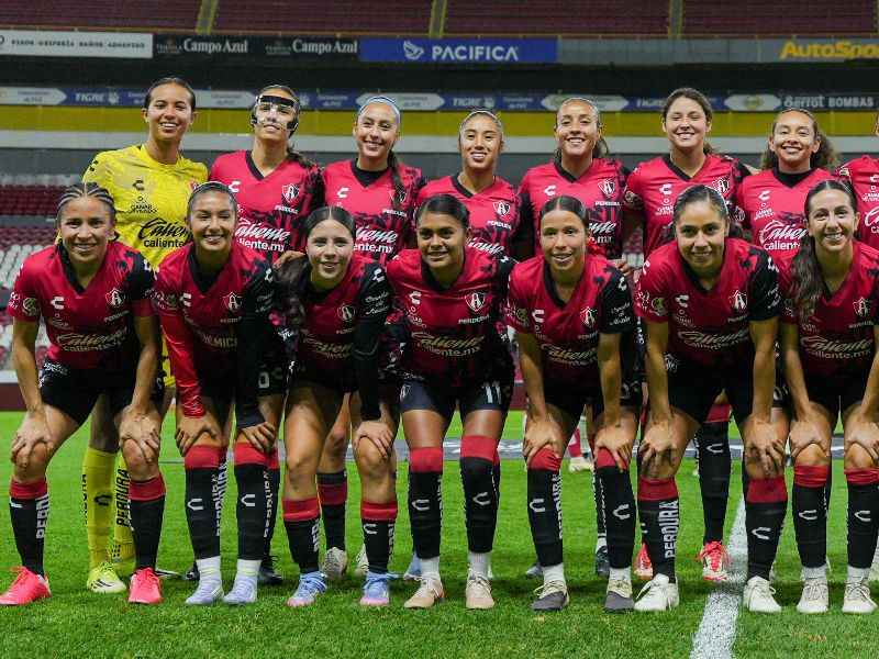 La salvadoreña Brenda Cerén (c), con su equipo Atlas femenil de la Liga MX. Foto: Imagen de carácter ilustrativo y comercial/https://x.com/AtlasFCFemenil/status/2019200909637722122?s=20