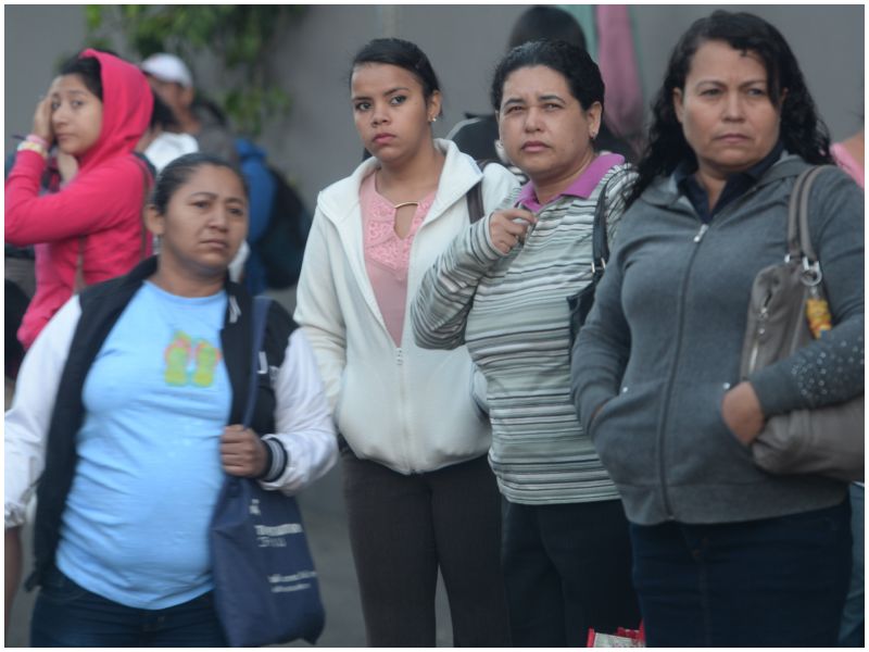 Las autoridades recomiendan a la población tomar precauciones, especialmente en zonas altas, proteger a niños y adultos mayores