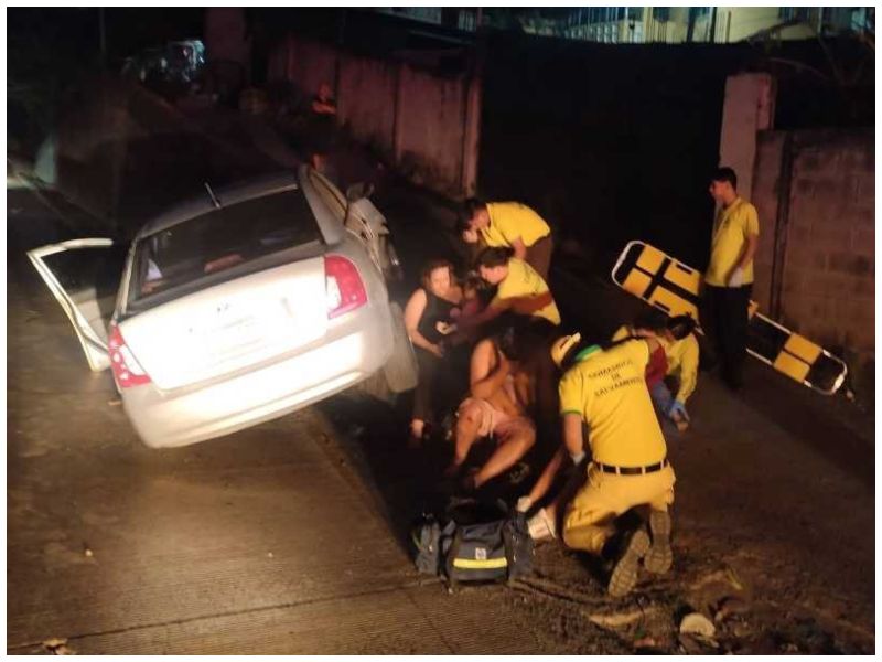 Dos accidentes de tránsito registrados entre la noche del sábado y la madrugada del domingo dejaron varias personas lesionadas en Zaragoza y San Salvador, informaron socorristas.