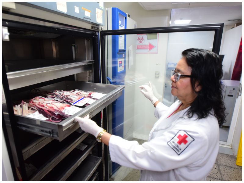 Cada vez que alguien dona sangre, se pueden obtener distintos componentes que sirven para tratar a varios pacientes. Foto EDH/Archivo