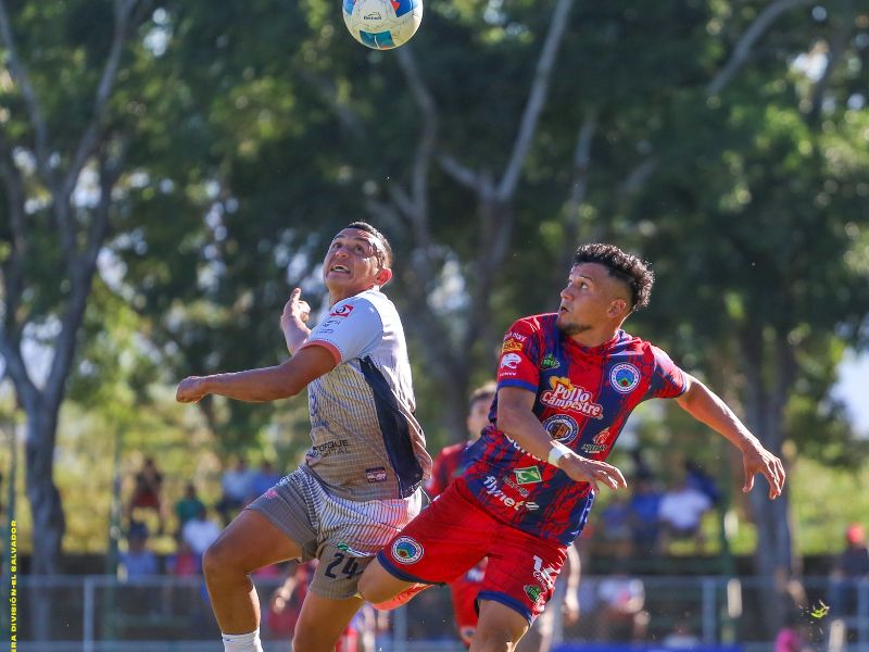 Balón dividido y aéreo en el duelo entre Cacahuatique vs. Fuerte San Francisco. Foto: Cortesía CD Cacahuatique