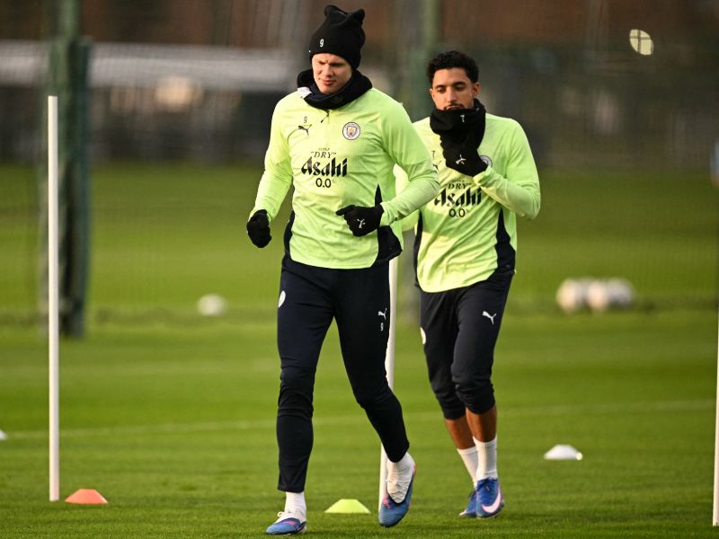 El delantero noruego del Manchester City, Erling Haaland (i.), y el delantero egipcio, Omar Marmoush, en el entrenamiento en el Etihad Campus en Inglaterra. Foto: EDH AFP