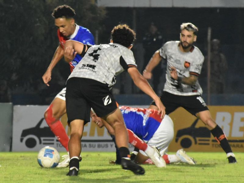 El tigrillo Yan Maciel (c) busca superar la marca del emplumado Walter Pineda. Foto: Cortesía Carlos Godoy