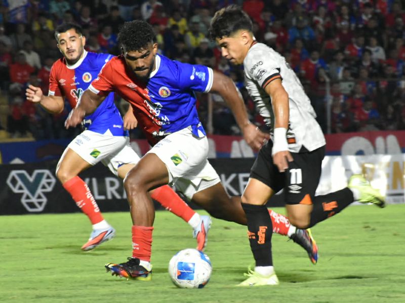 El defensor de FAS, Miguel Murillo (i.), persigue con su marca a Ricardo Villatoro, de Águila. Foto: Cortesía Carlos Godoy