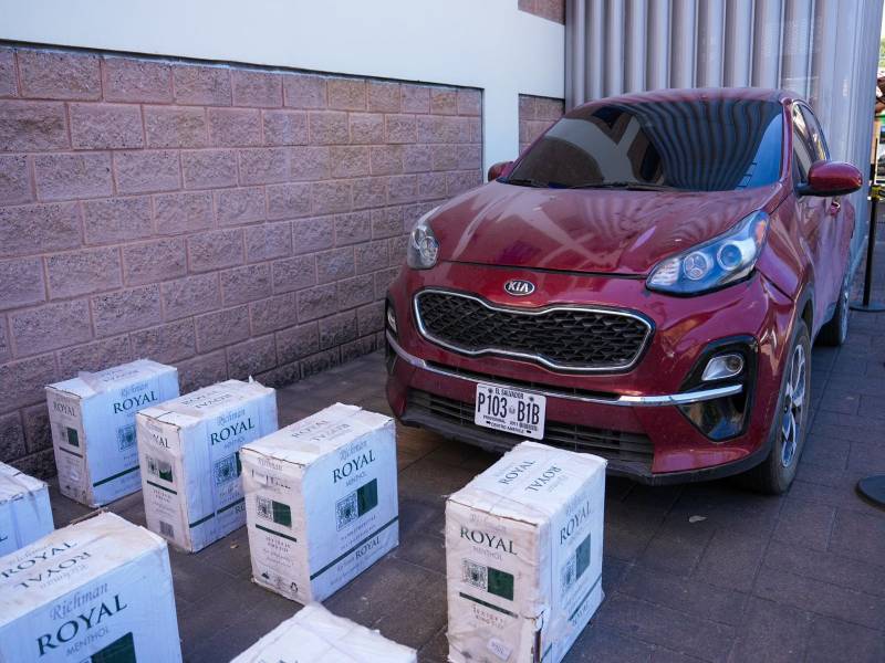 Las autoridades incautaron la mercadería y el vehículo donde era trasladada. Foto EDH/Cortesía