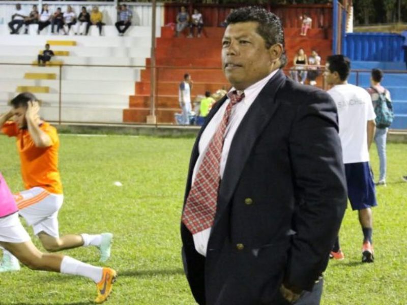 El DT salvadoreño, Ángel Orellana (i.), en Nicaragua. Foto: Cortesía Ángel Orellana y Real Madriz FC