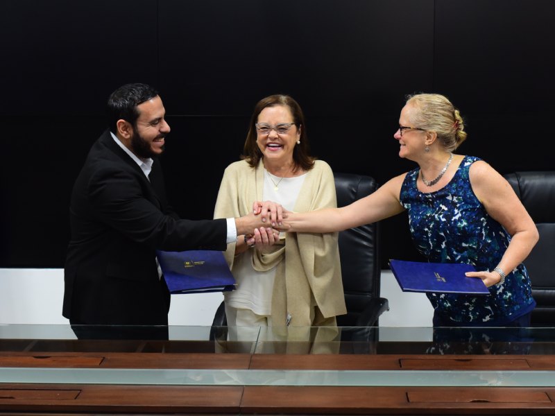 Salud y embajada EEUU