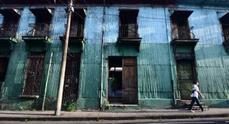 Negocios o historias detrás de viviendas con estructura antigua de lámina troquelada y madera.