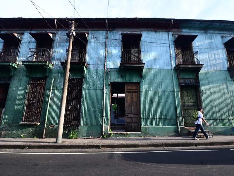 Negocios o historias detrás de viviendas con estructura antigua de lámina troquelada y madera.
