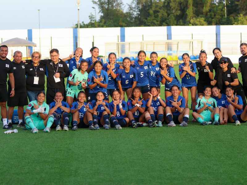 Este es el grupo completo de la Selecta Sub 17 Femenina que logró conseguir el boleto al Premundial. Foto: Cortesía Fesfut/LaSelecta