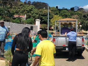 Una mujer y su hija, originarias de Nahuizalco, fueron sepultadas esta mañana. Ambas fueron dos de las cinco víctimas del incendio en San Salvador. Foto EDH/Gerardo Orellana