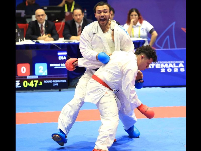 El karateca Jorge Merino (frente), en los C.A., donde fue campeón. Foto: Cortesía Indes