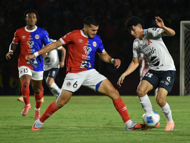 El volante de FAS, Elmer Bonilla, llega al balón ante el jugador Noel Rivera, de Alianza. Foto: Cortesía Carlos Godoy