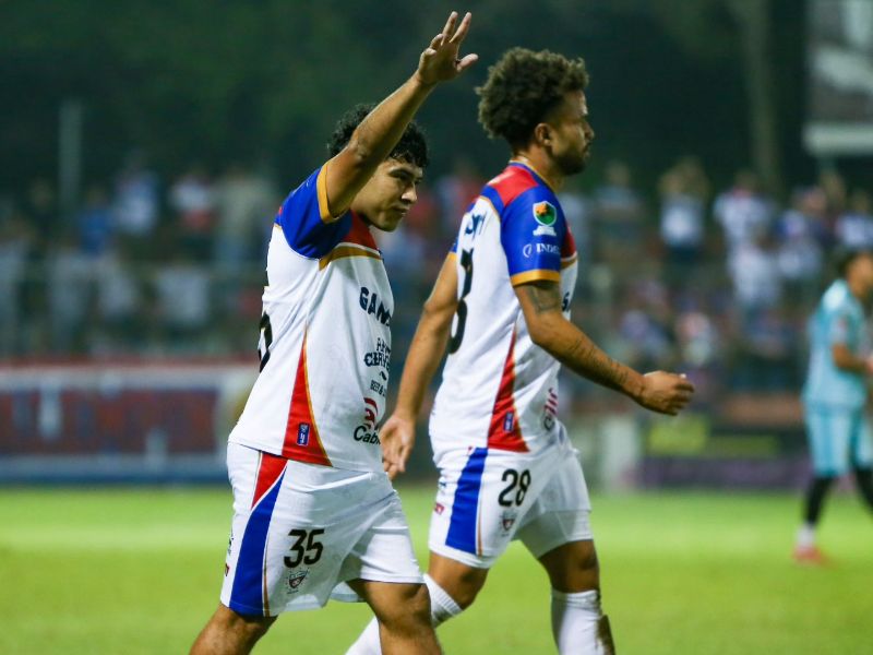 El delantero Nelson "Chicharito" Díaz (i.) festeja su gol junto al brasileño Lucas Dos Santos. Foto: Cortesía L.Á. Firpo