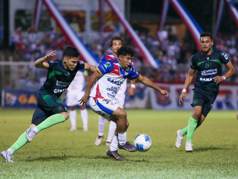 El jugador Nelson Díaz (c) supera las marcas de Inter FA, en una jugada ofensiva pampera. Foto: Cortesía L.Á. Firpo