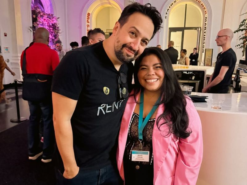 Escenógrafa Gisela Estrada junto a Lin Manuel Miranda.