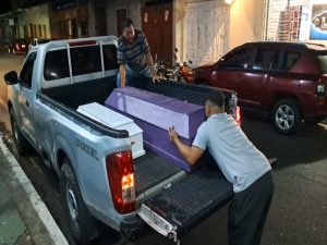 Familiares de dos de las víctimas del incendio en San Salvador recibieron los cuerpos para su velación, en Nahuizalco, Sonsonate Norte. Foto EDH/Gerardo Orellana