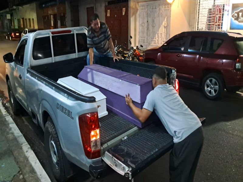 Familiares de dos de las víctimas del incendio en San Salvador recibieron los cuerpos para su velación, en Nahuizalco, Sonsonate Norte. Foto EDH/Gerardo Orellana