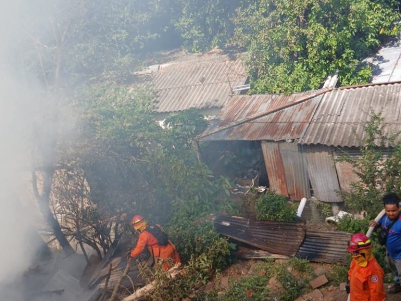 Las autoridades trabajaron para que el incendio no se extendiera a otras zonas. Foto EDH/Cortesía