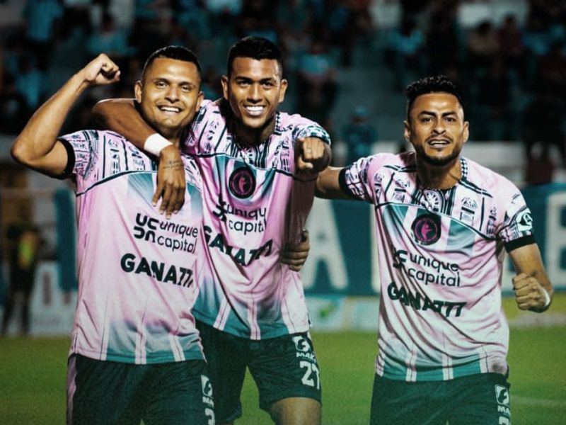 Emerson Mauricio (i.), el goleador del sábado en el "Calero" Suárez de Metapán, junto a sus compañeros. Foto: Cortesía del Inter FA