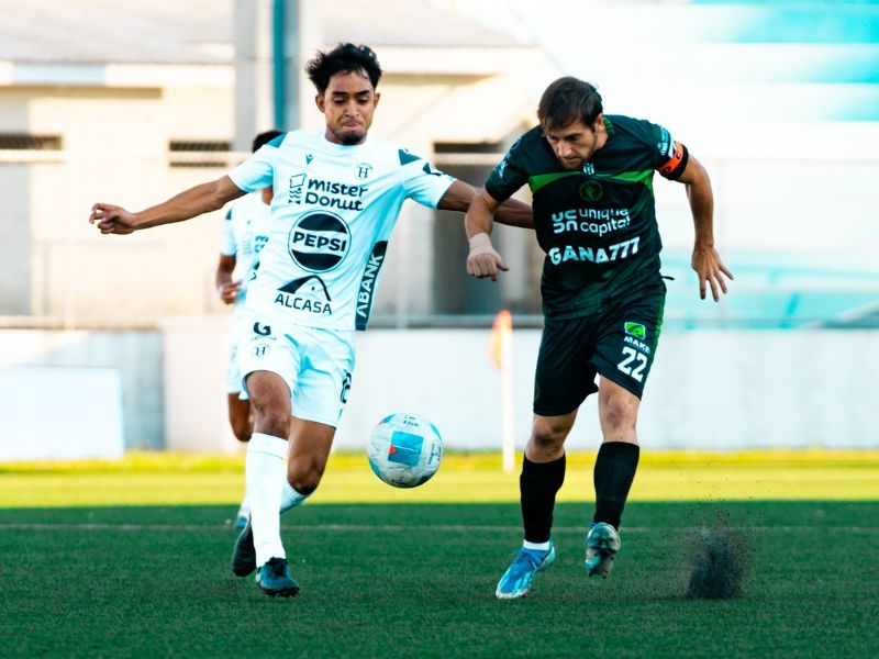 El volante tecleño, Guillermo Stradella (d.), domina el balón ante un marca de CD Hércules. Foto: Cortesía Inter FA