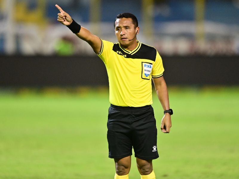 El árbitro salvadoreño, Iván Barton, en un partido local. Foto: EDH Archivo