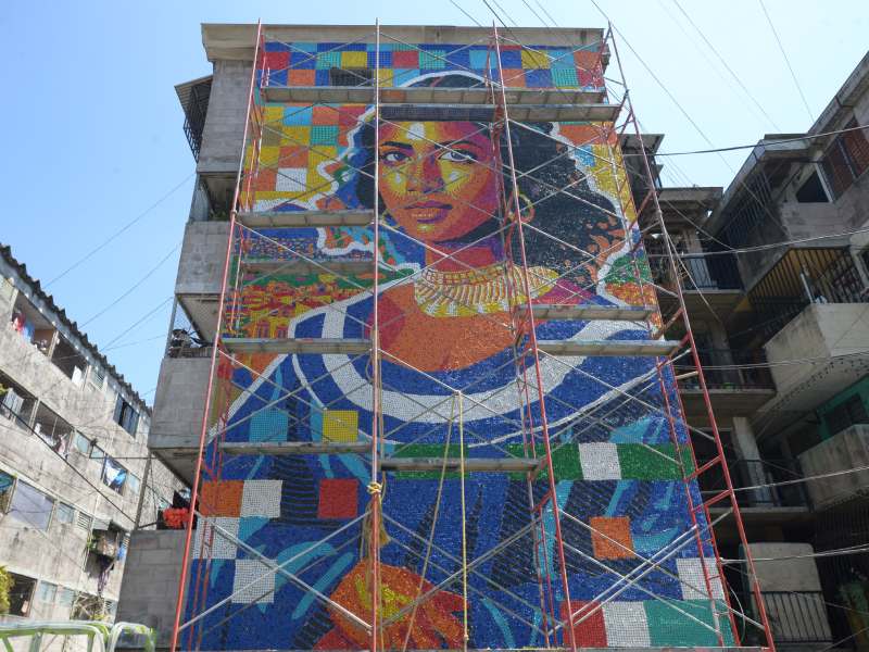 Mural de taparroscas en la Zacamil