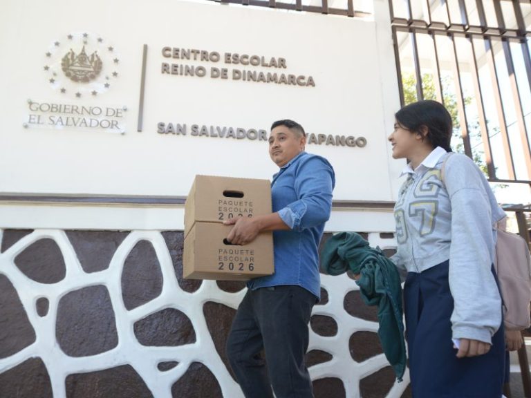 Entrega de paquetes escolares CE Reino de Dinamarca Soyapango