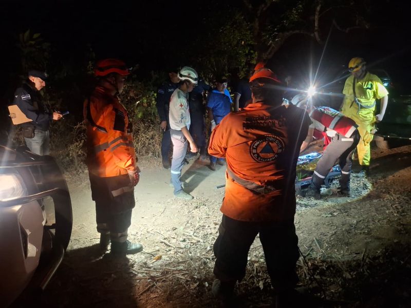 Autoridades rescataron el cuerpo del turista de Estados Unidos que falleció en el distrito de Juayúa. Foto EDH/Cortesía