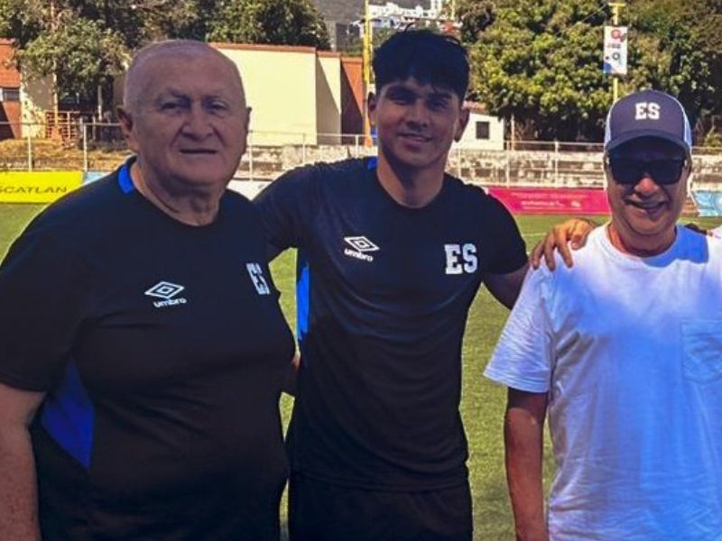 El legionario Jefferson Amaya (c), con Eduardo Lara (i.) y "Bolillo" Gómez, en la Fesfut. Foto: Cortesía Fesfut/LaSelecta