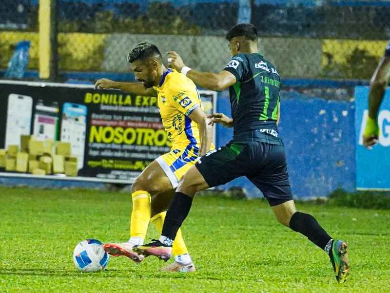 Acciones del juego entre Municipal Limeño ante Inter FA. En acción, con el balón, Ányelo Rodríguez contra Jairo Henríquez (14). Foto: Cortesía Municipal Limeño