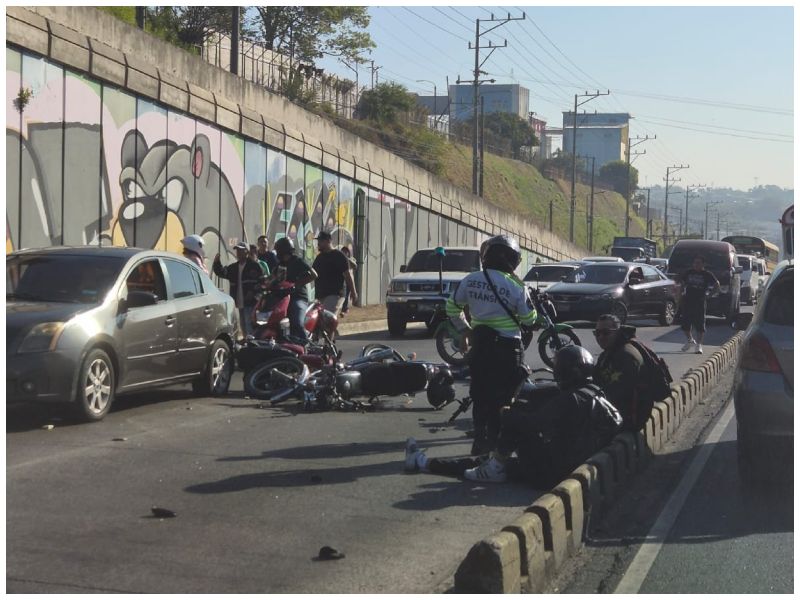 Debido al incidente, la circulación vehicular en ese carril se vio parcialmente afectada durante varios minutos, lo que generó congestionamiento en la zona.