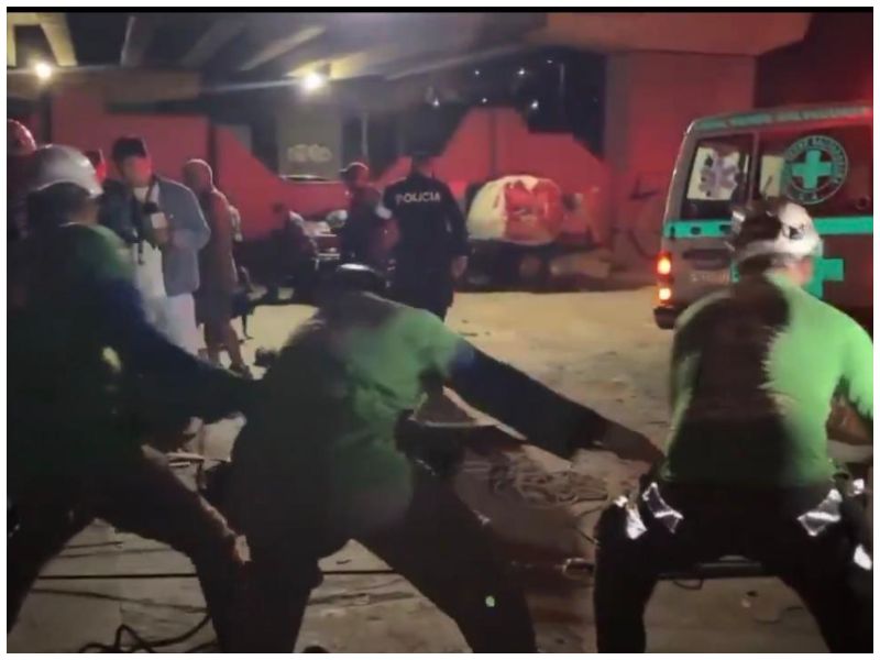 Un hombre de 54 años perdió la vida tras caer de un puente en el barrio Candelaria, en San Salvador.