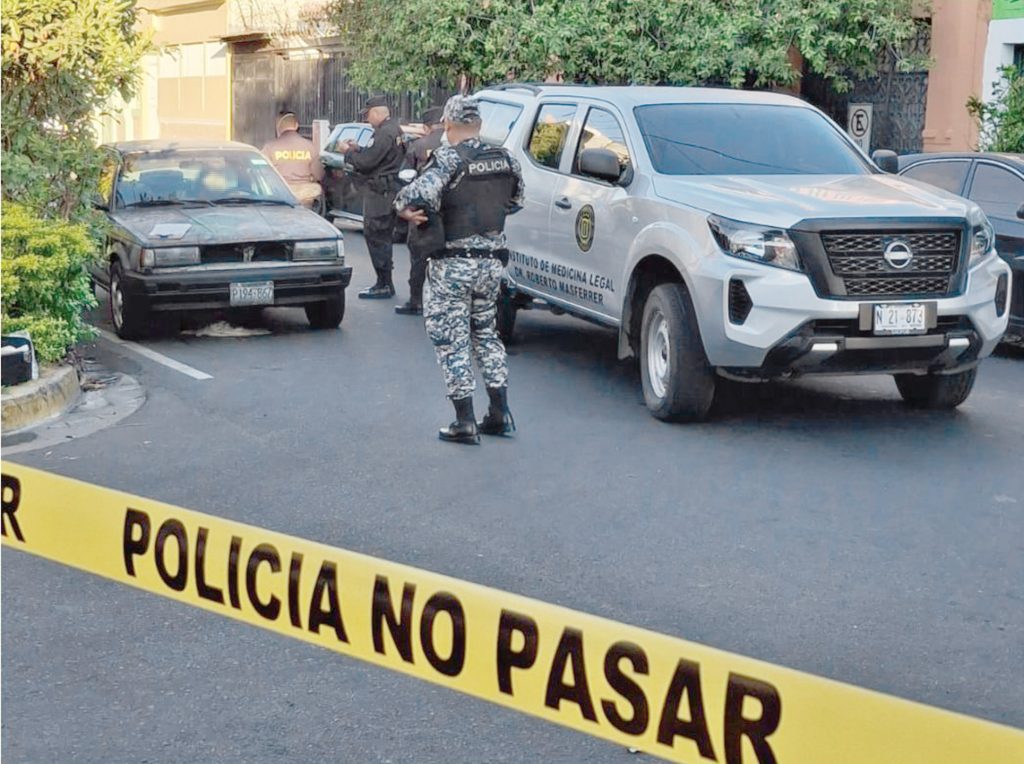Un hombre fue encontrado sin vida la mañana de este martes en el interior de un vehículo, sobre la 17 calle Poniente, en el barrio San Miguelito.