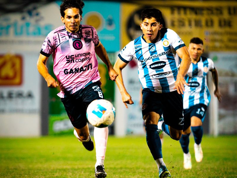 Los jugadores Allexon Saravia (i.), de Inter FA, y Steven Guerra de Metapán van tras el balón. Foto: Cortesía Inter FA