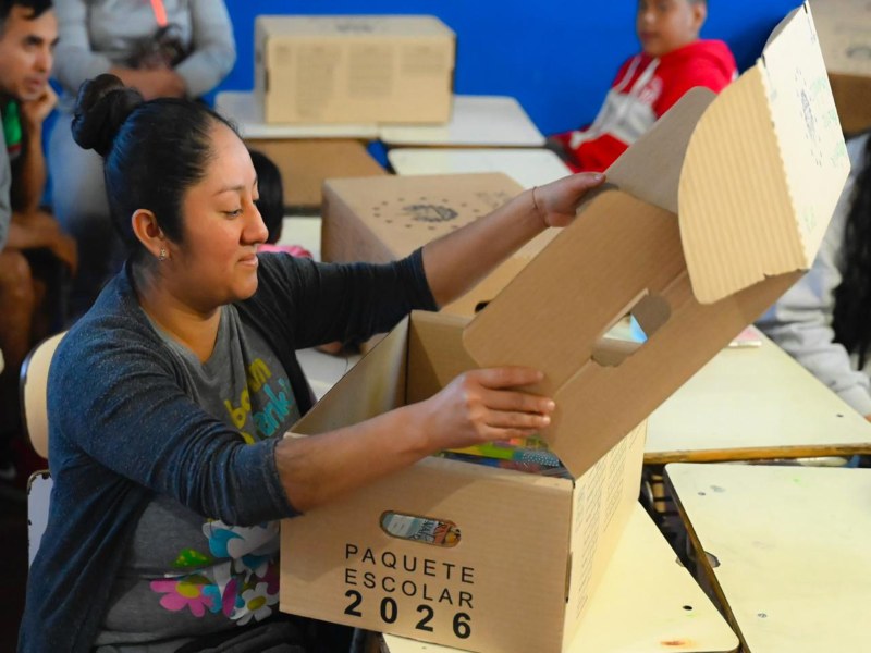 Los padres de familia continuaron hoy recibiendo los paquetes escolares para sus hijos. En algunos casos incluyen dispositivos electrónicos. Foto EDH/Cortesía