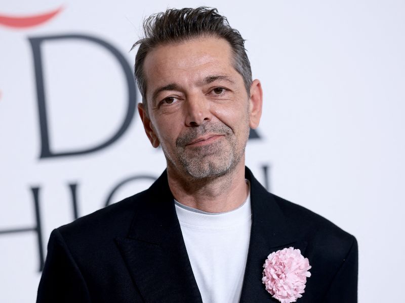 Pieter Mulier fue nombrado director artístico de Versace, días después de anunciar su salida de Alaïa. Foto AFP