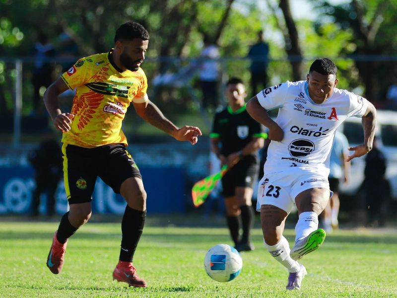 Jugada de peligro del albo Michell Mercado (d.), ante un rival de Platense. Foto: Cortesía Alianza FC