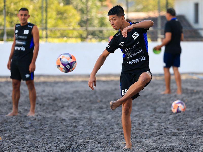 El jugador de playa, Anderson Castro, toca un balón en una práctica. Foto: Cortesía Festut/LaSelecta