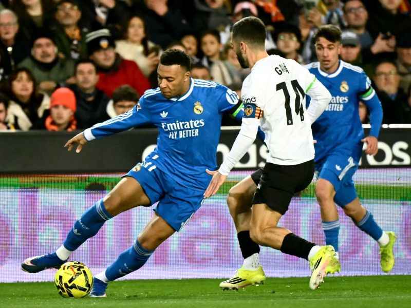 Duelo entre el Real Madrid ante el Valencia. El delantero francés Kylian Mbappé (i.), en lucha por el balón con José Gaya, en el estadio Mestalla. Foto: EDH AFP