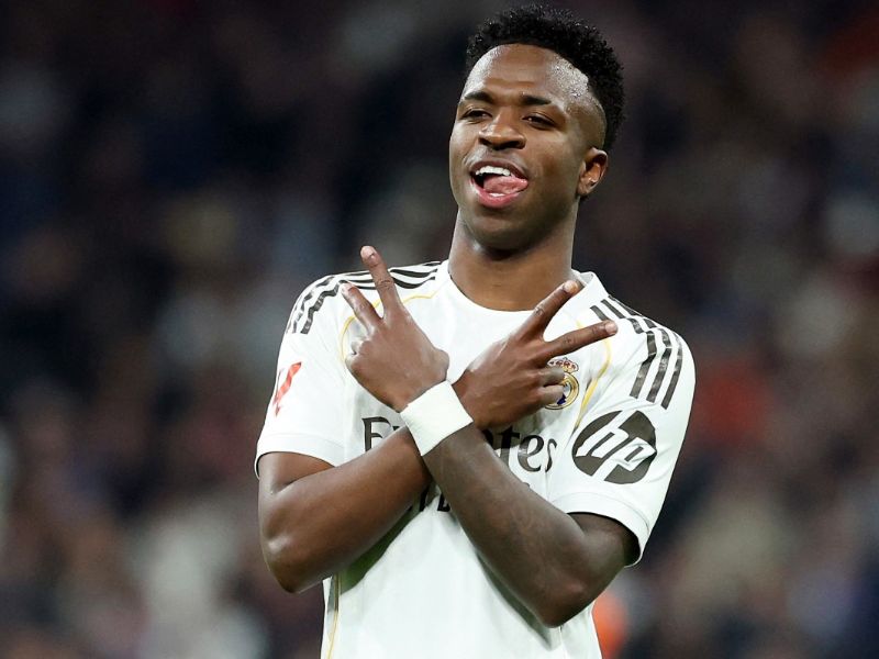 El delantero brasileño del Real Madrid, Vinicius Junior, celebra el cuarto gol de su equipo a la Real Sociedad, en el Estadio Santiago Bernabéu. Foto: EDH AFP