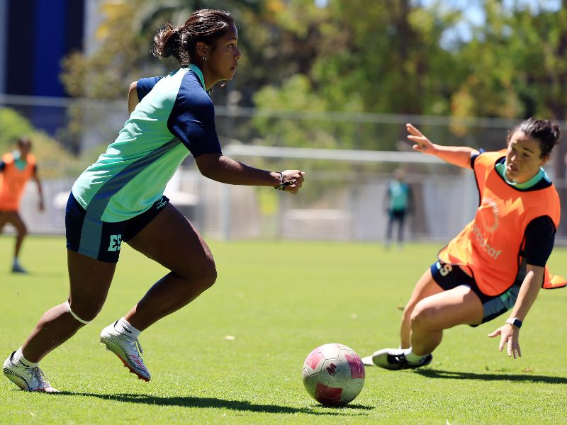 La defensa nacional, Victoria Meza (i.), domina el balón ante la intención de barrida de una compañera en un entreno de la Selecta Femenina. Foto: Cortesía Fesfut/LaSelecta
