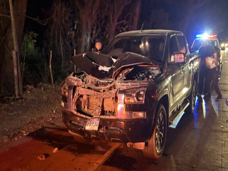 El vehículo quedó parcialmente dañado tras golpear a la persona en Sonsonate. Foto EDH/Cortesía