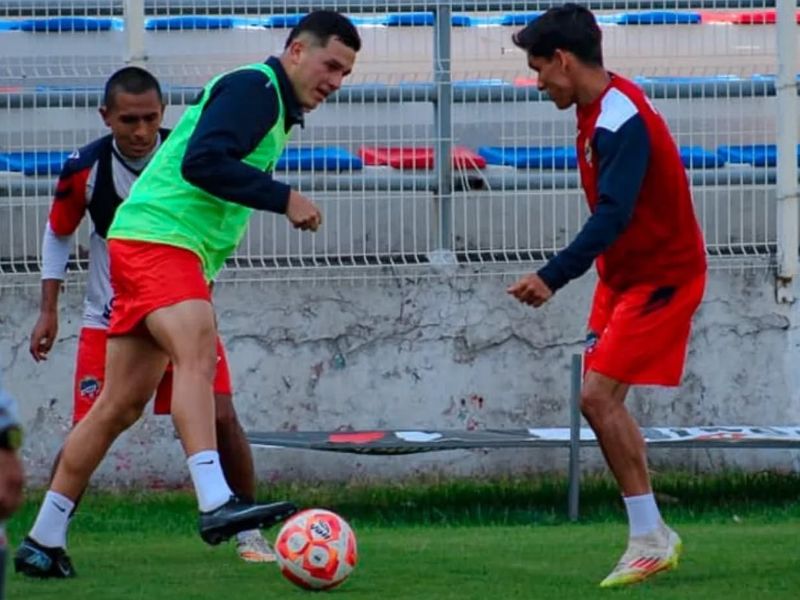 El legionario Styven Vásquez (i.) ya se entrenó con el Irapuato de MX. Foto: Del Facebook de CD Irapuato