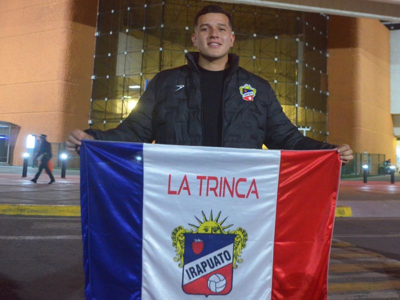 El delantero Styven Vásquez, con la bandera del Irapuato, su nueva casa. Foto: Del Facebook del CD Irapuato