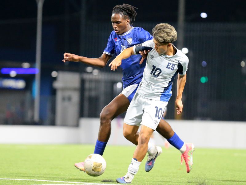 El seleccionado Gabriel Arnold (10) disputa un balón ante un rival de la isla de San Martín. Foto: Cortesía Fesfut/LaSelecta