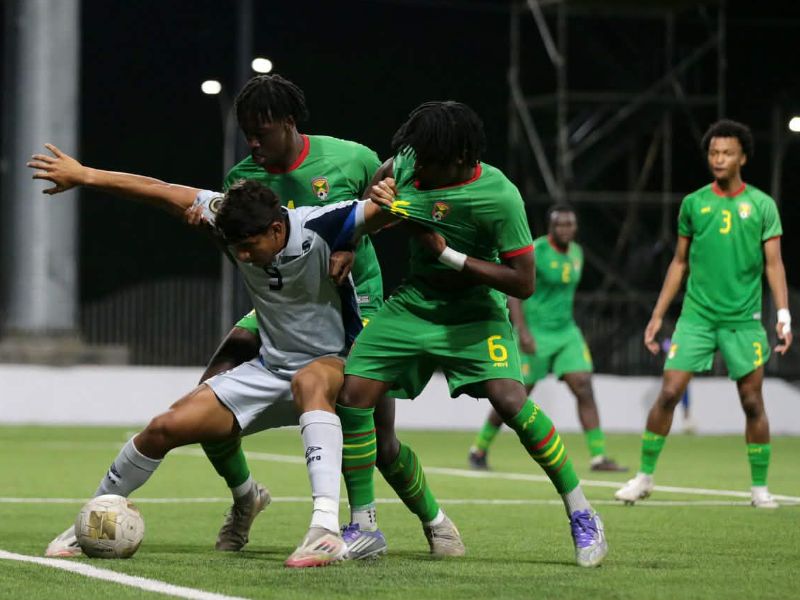 El delantero salvadoreño, Luis Tobar (9), recibe dible marca de jugadores de Granada. Foto: Cortesía Fesfut/LaSelecta